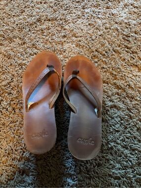 Cushe women 7.5 heeled Brown Leather Flip Flops -